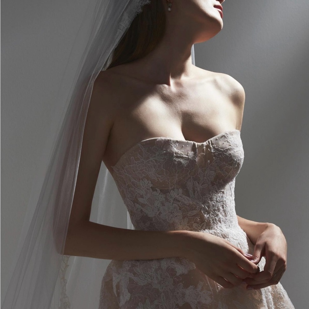 Elegant Strapless Lace Wedding Dress in Cream